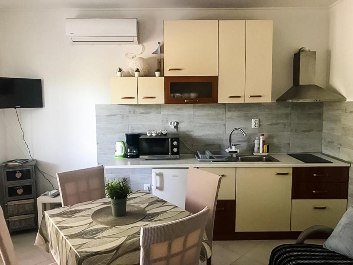Apartments Sea Star Ivana 산책길 외부 사진